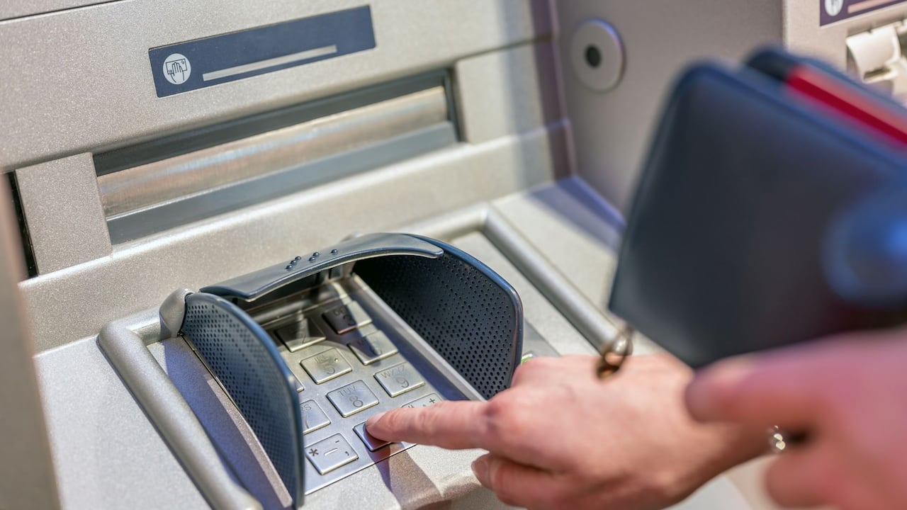 Los criminales pueden instalar dispositivos para estafar s los usuarios fácilmente en los cajeros automáticos.