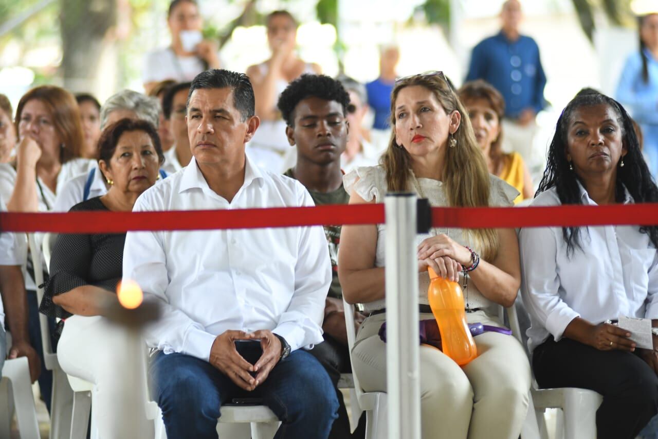 El burgomaestre caleño hizo presencia en la misa de Michel Dayana.