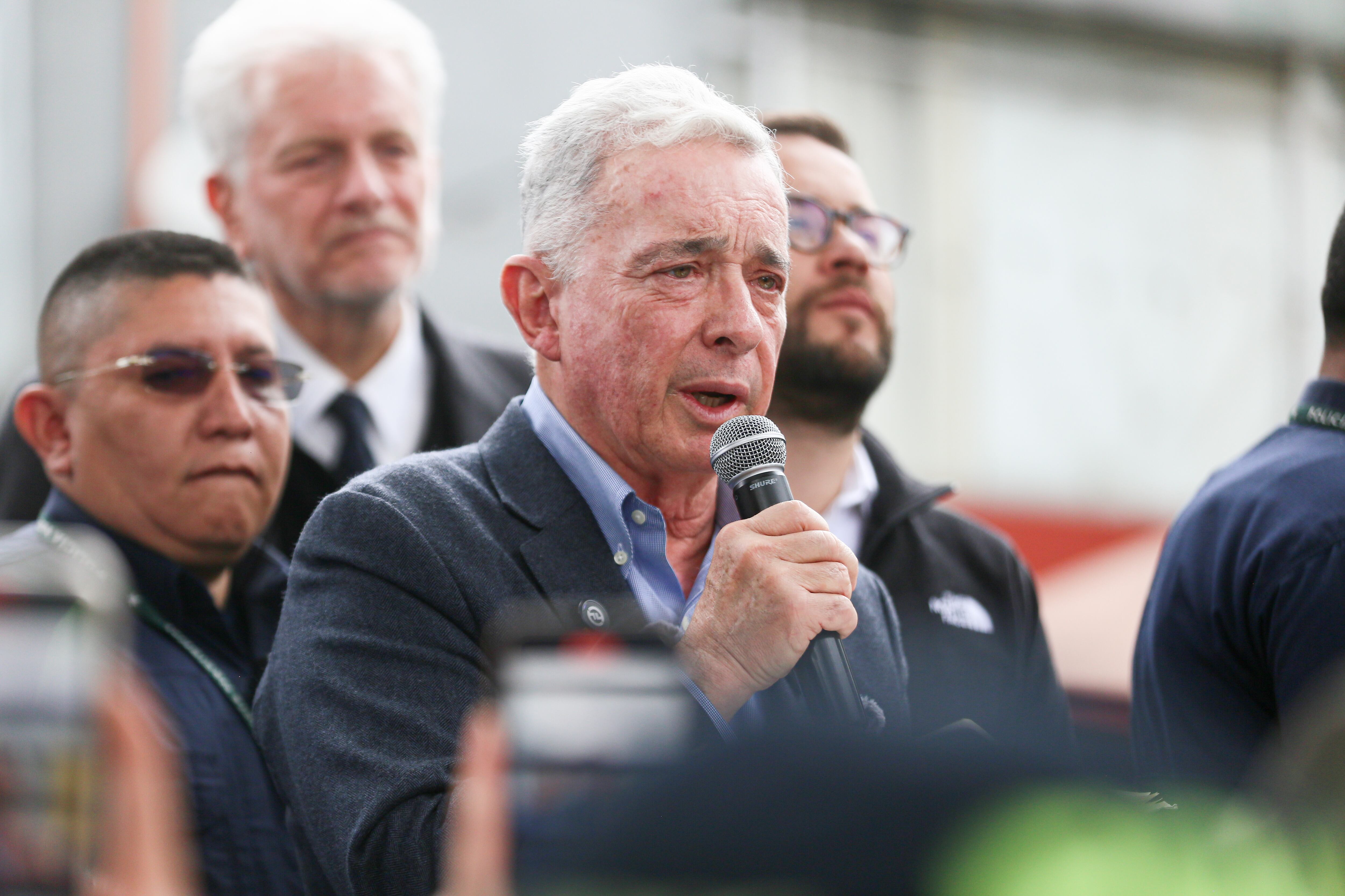 El expresidente Álvaro Uribe Vélez, acompañado del partido Centro Democrático, visitó el lugar en el que el Senador Miguel Uribe Turbay sufrió el atentado que ocasionó su muerte.