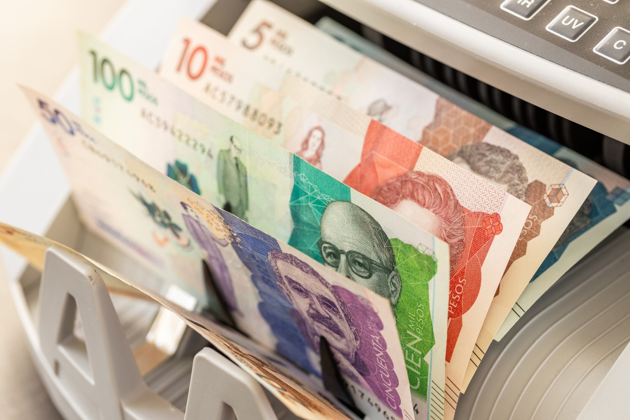 Portar mucho dinero en efectivo puede salir caro si no se declara