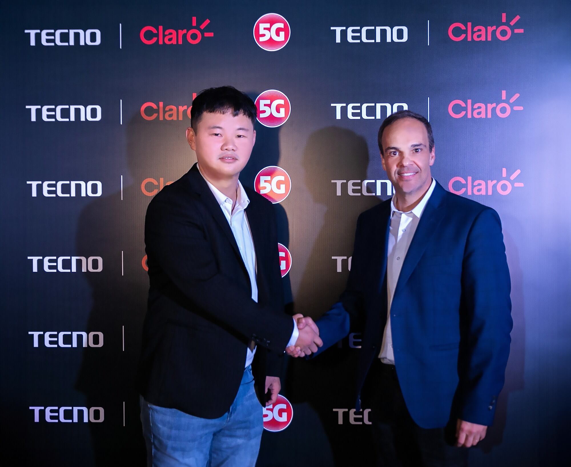 Salvador Kang, gerente general de TECNO Colombia, y Rodrigo de Gusmao, presidente de Claro Colombia.