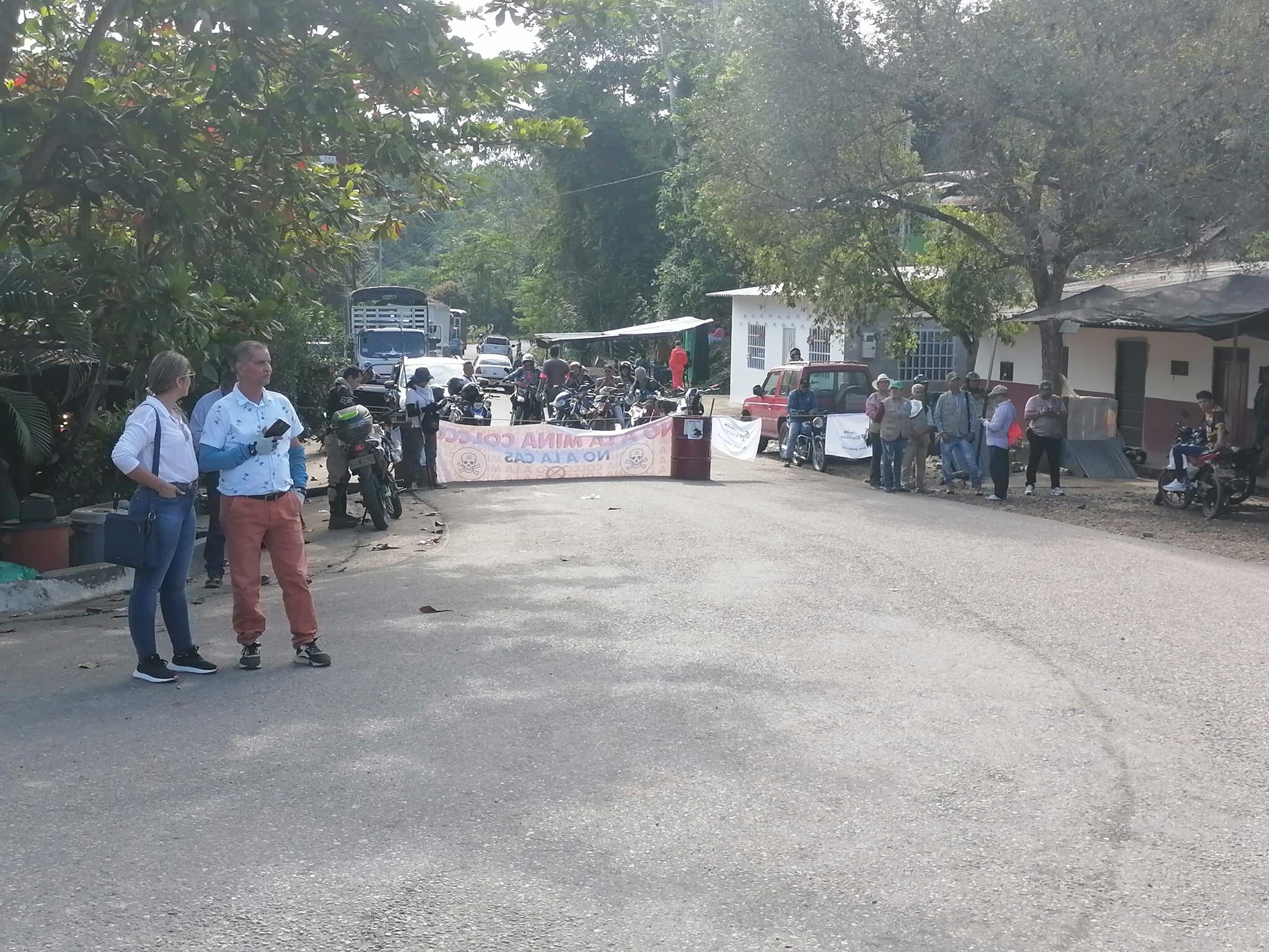 Los manifestantes se mantienen fijos en la posición de que la protesta sigue hasta que se derogue la licencia ambiental otorgada.