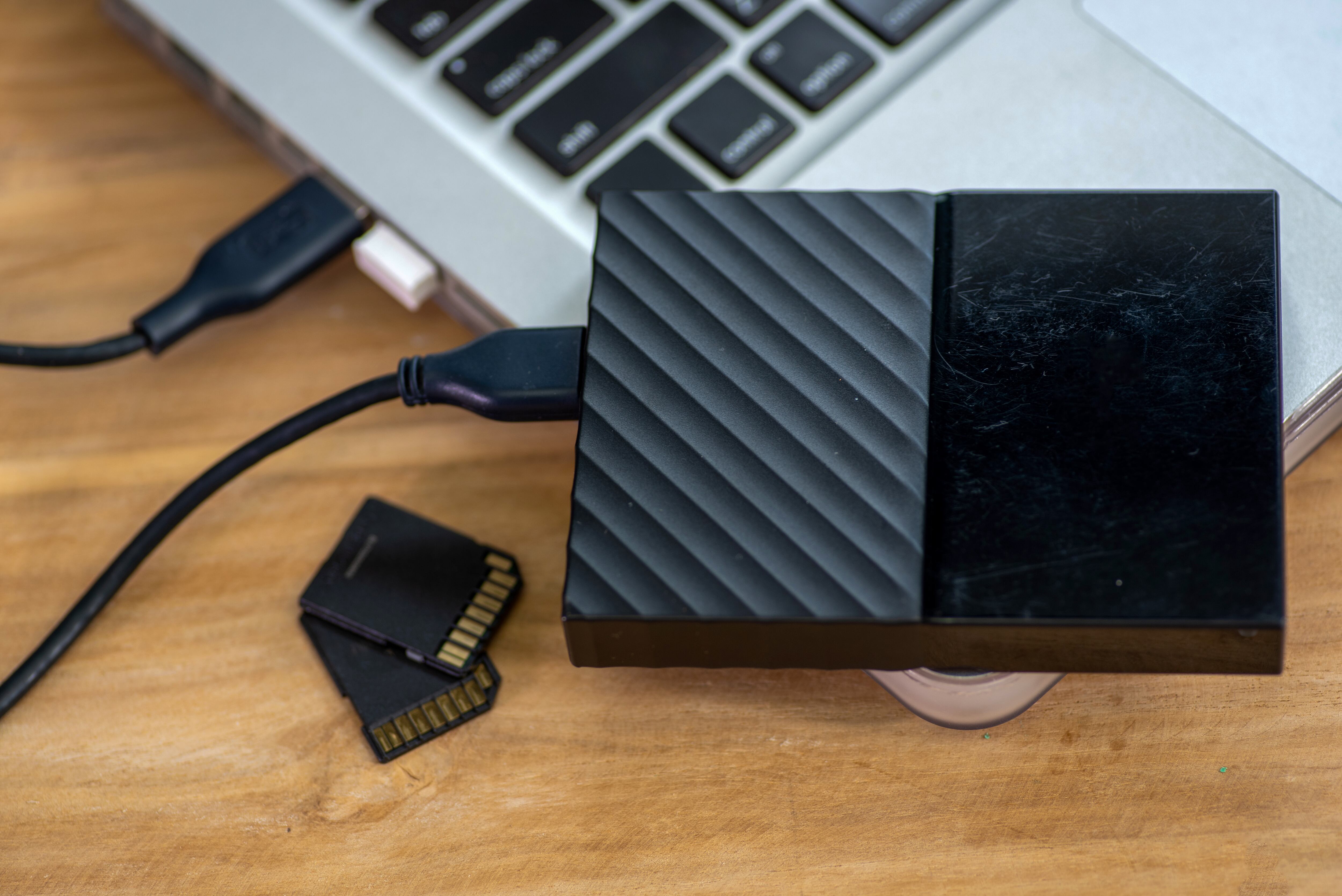 Un disco duro externo es un dispositivo de almacenamiento portátil.