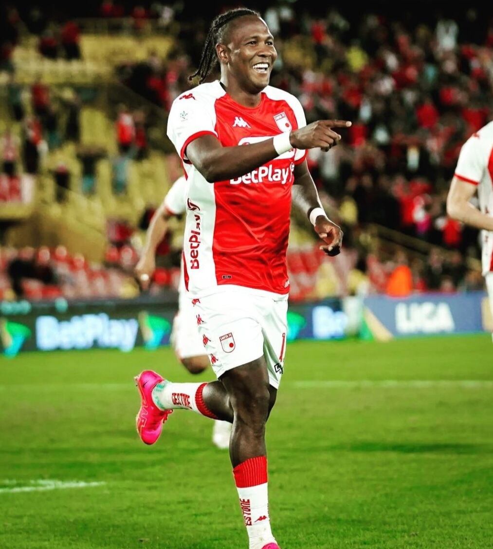 Hugo Rodallega en un partido con Independiente Santa Fe