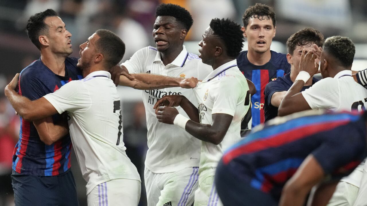 Sergio Busquets y Rodrygo protagonizaron una calurosa discusión en el primer tiempo