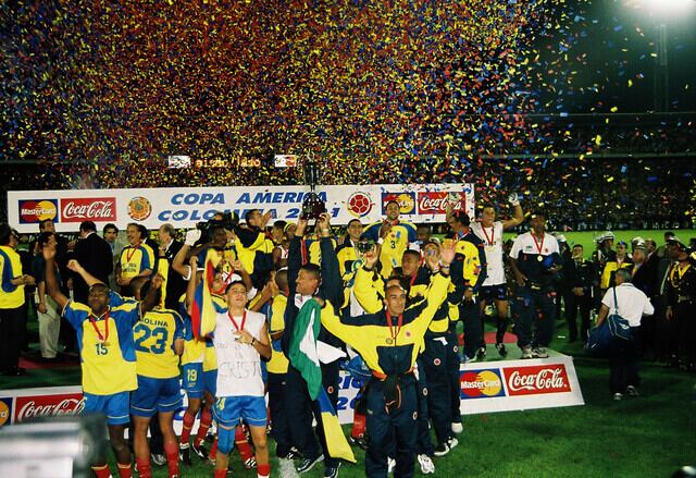 La Selección Colombia levantando el trofeo de campeón en la Copa América 2001.