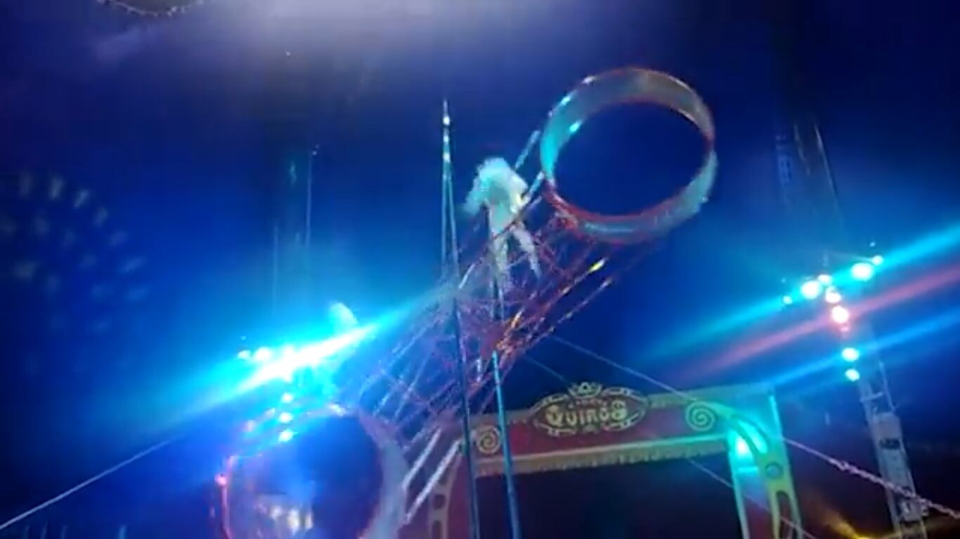 El artista quedó tendido en la pista, por lo que sus compañeros pensaron que había fallecido en el acto.