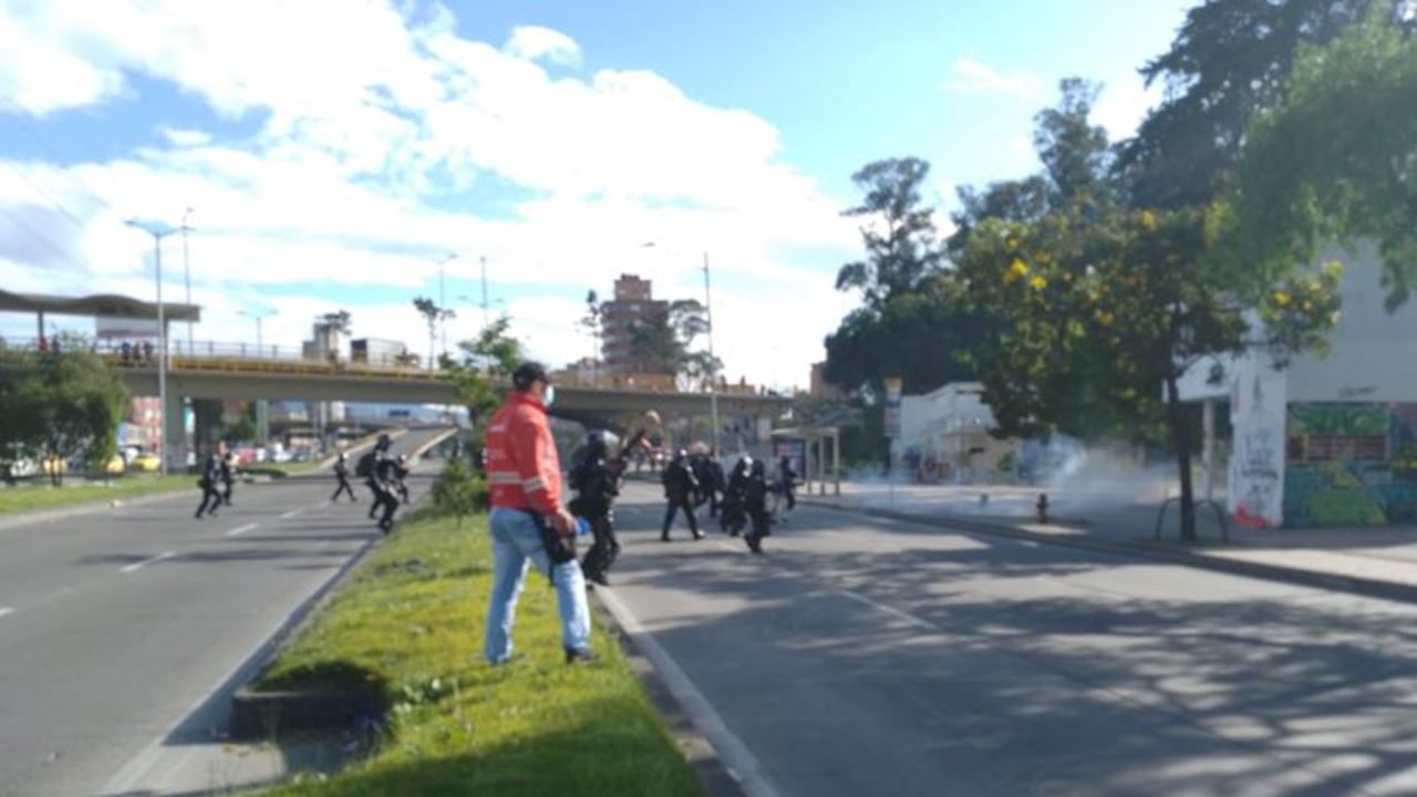 Se presentan manifestaciones en la Universidad Nacional. Uniformados de la fuerza disponible hacen presencia en el lugar.
