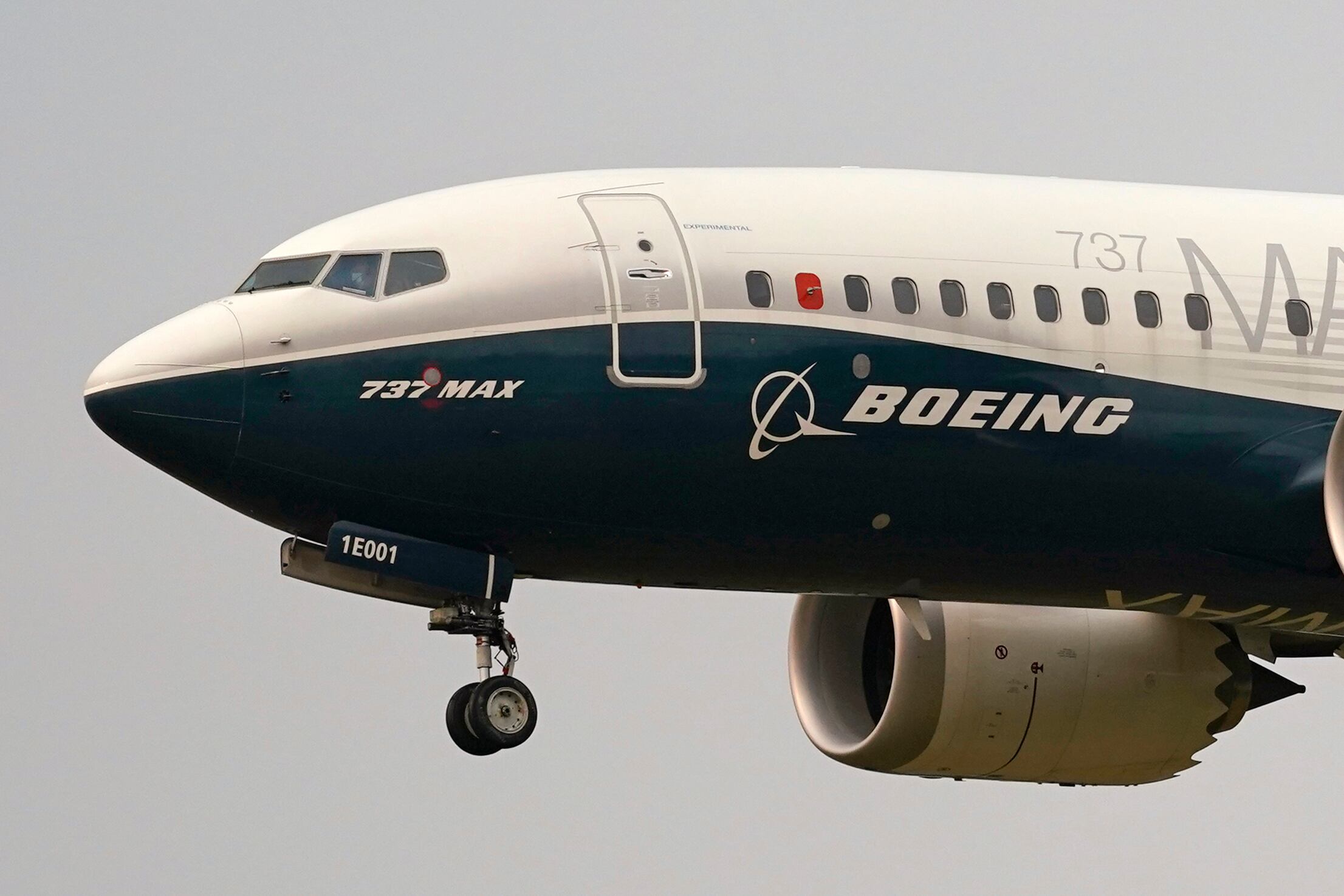 Un avión Boeing 737 Max, pilotado por el jefe de la Administración Federal de Aviación (FAA), Steve Dickson, se prepara para aterrizar en Boeing Field luego de un vuelo de prueba el 30 de septiembre de 2020 en Seattle. El domingo 7 de julio de 2024, el Departamento de Justicia dijo que Boeing acordó declararse culpable de un cargo de fraude criminal derivado de dos accidentes mortales de aviones 737 Max.