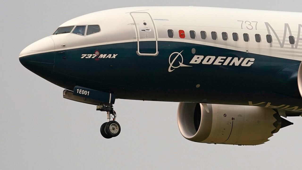 Un avión Boeing 737 Max, pilotado por el jefe de la Administración Federal de Aviación (FAA), Steve Dickson, se prepara para aterrizar en Boeing Field luego de un vuelo de prueba el 30 de septiembre de 2020 en Seattle. El domingo 7 de julio de 2024, el Departamento de Justicia dijo que Boeing acordó declararse culpable de un cargo de fraude criminal derivado de dos accidentes mortales de aviones 737 Max.