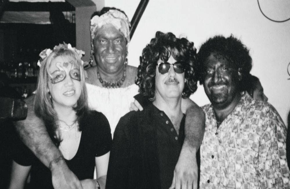 En medio de Margarita Peña, Santiago Cruz y Moris Rodríguez en una fiesta de disfraces de El Sitio, en Usaquén. 