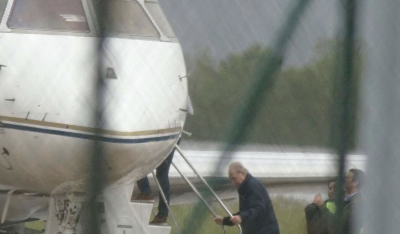 El Rey Juan Carlos I deja España en medio de un nuevo escándalo