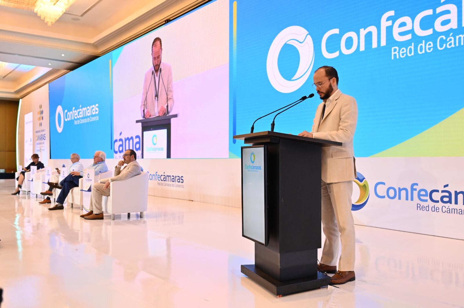 Líderes empresariales se reúnen en torno a la economía colombiana.