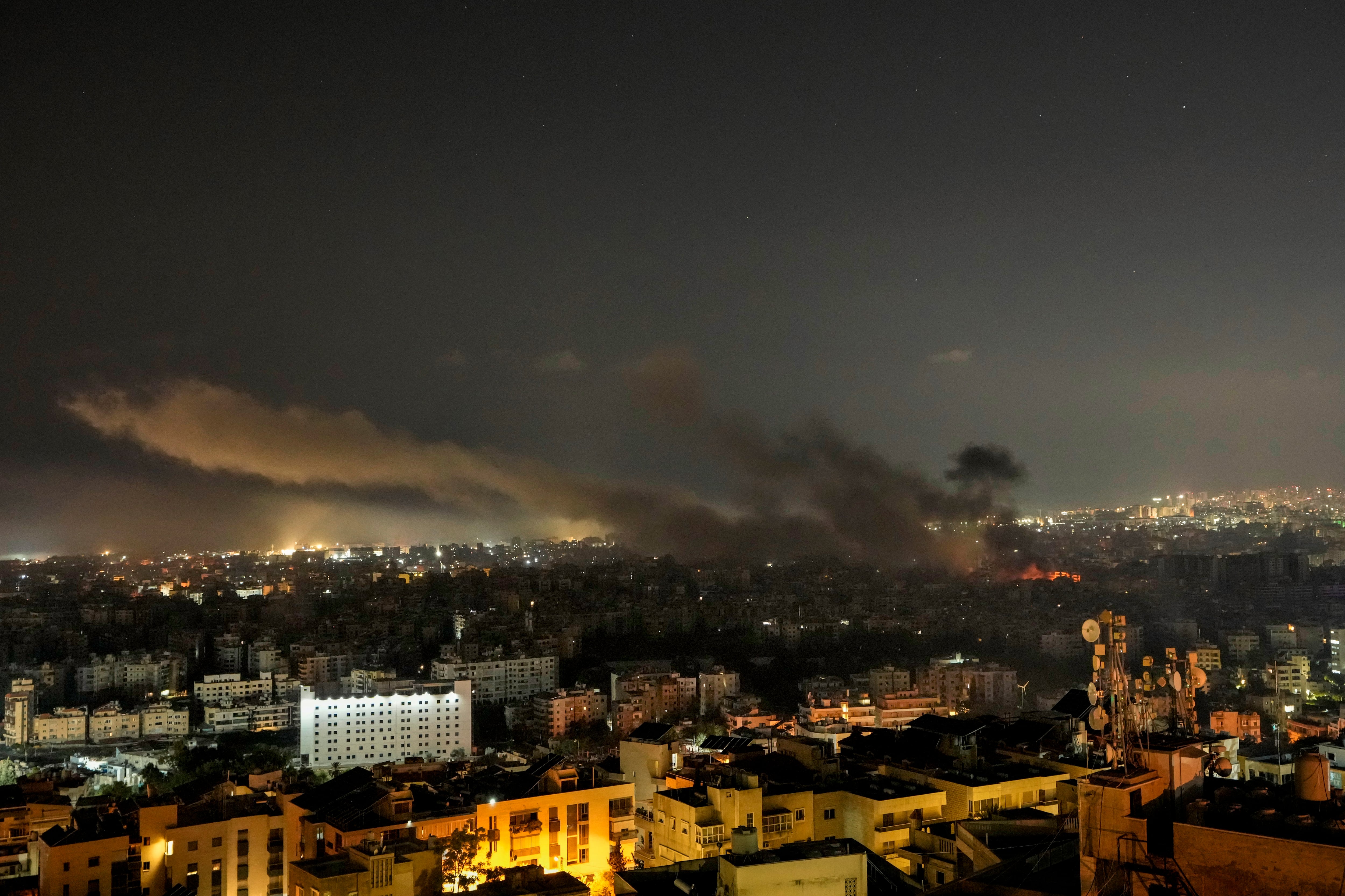 Ataques aéreos israelíes provocan columnas de humo en Dahiyeh, un suburbio de Beirut, Líbano, el 5 de octubre de 2024. (AP Foto/Bilal Hussein)