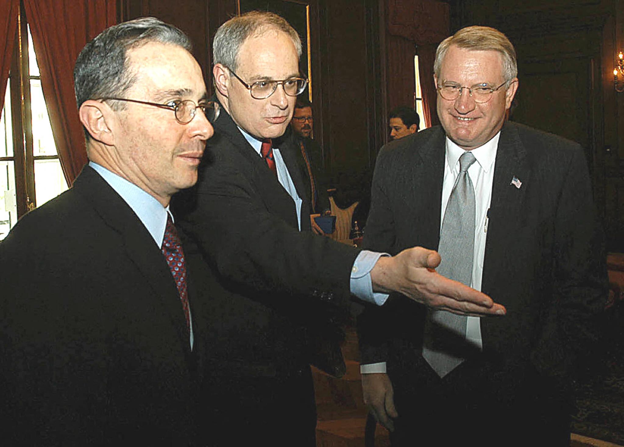 El presidente colombiano Álvaro Uribe (izq.), el embajador de Estados Unidos en Colombia, William Wood (centro), y el zar antidrogas estadounidense, John P. Walters, se reúnen el 3 de agosto de 2004 en el Palacio Nacional de Bogotá.
