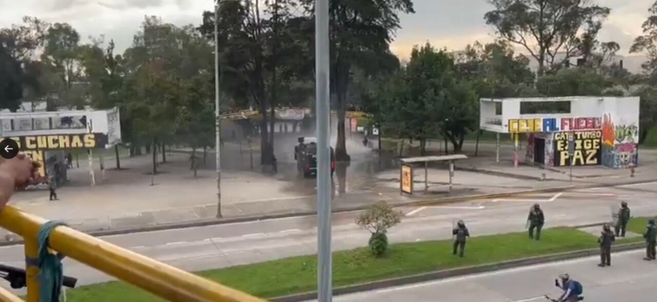 Agentes del ESMAD y encapuchados se enfrentan en la Universidad Nacional de Bogotá