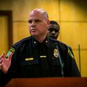 El jefe de policía de Newport News, Steve, se dirige a los medios de comunicación durante una conferencia de prensa en la Oficina de Administración Escolar de Newport News en Newport News, Virginia, el lunes 9 de enero de 2023. Drew dijo que un estudiante de 6 años disparó la pistola que hirió a un estudiante de Virginia por primera vez. -maestra de grado mientras impartía clases el viernes 6 de enero en la Escuela Primaria Richneck. (AP Photo/John C. Clark)