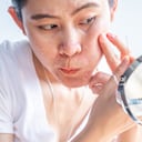 La exposición del sol puede provocar la aparición de manchas en el rostro.