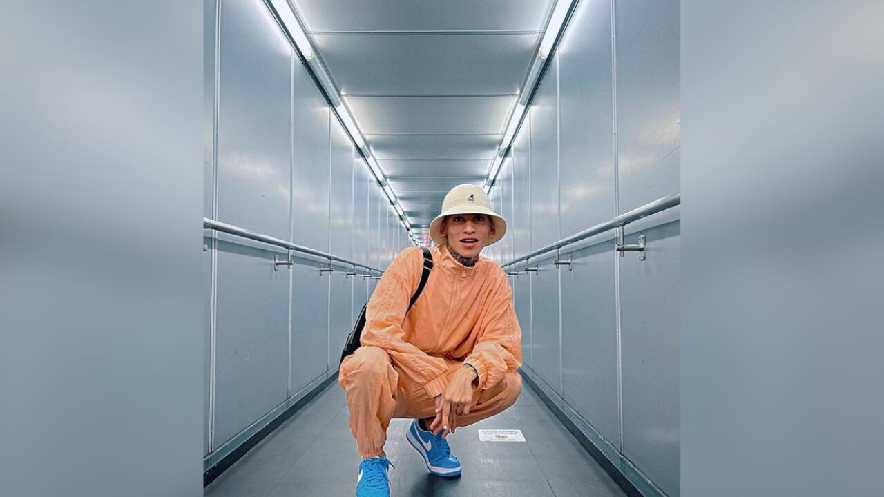 El instagramer pintó su cabello y escribió el nombre de Messi y la abreviación de Cristiano Ronaldo, CR7.