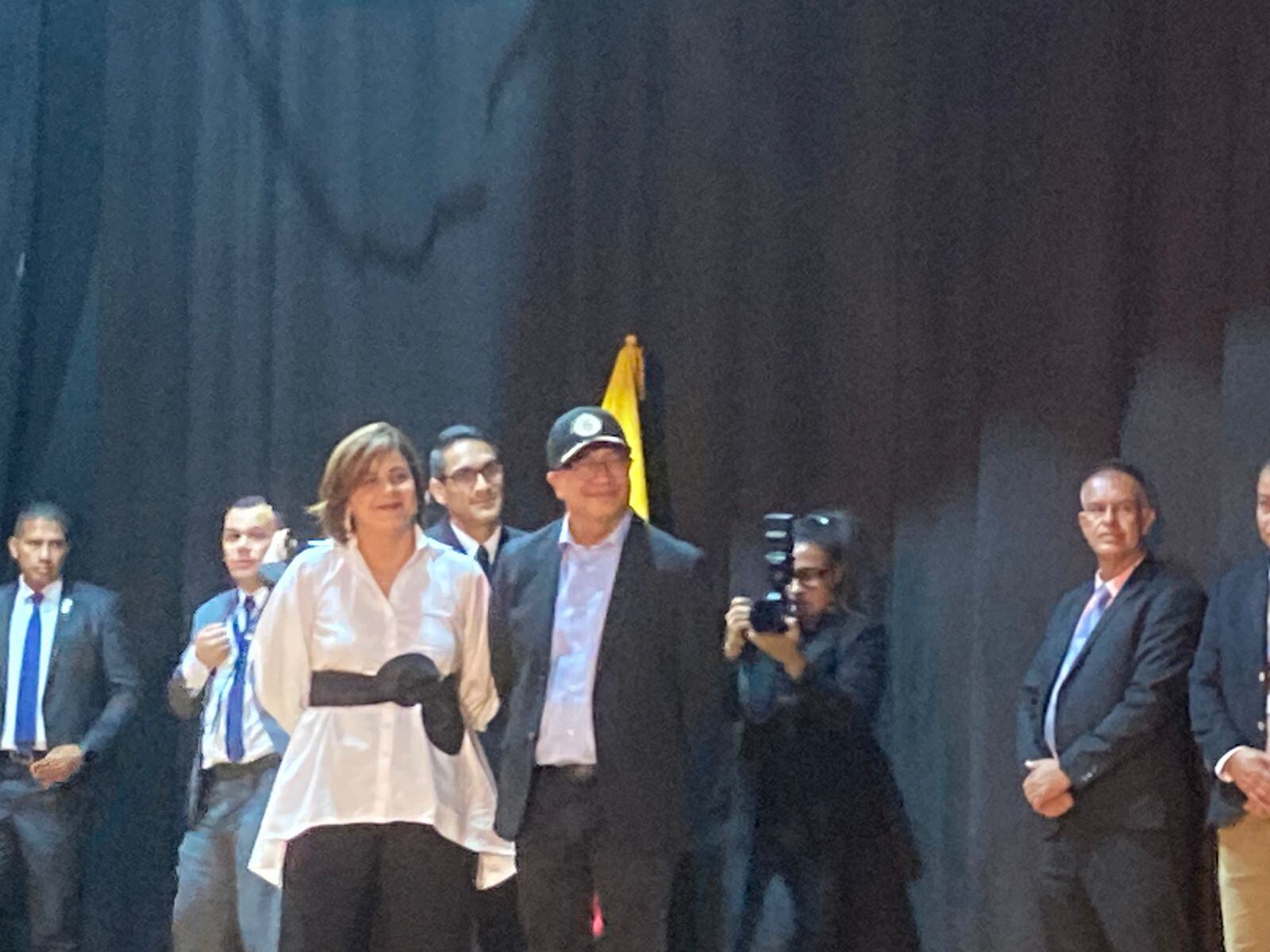 Petro entrando para reunirse con los caficultores.