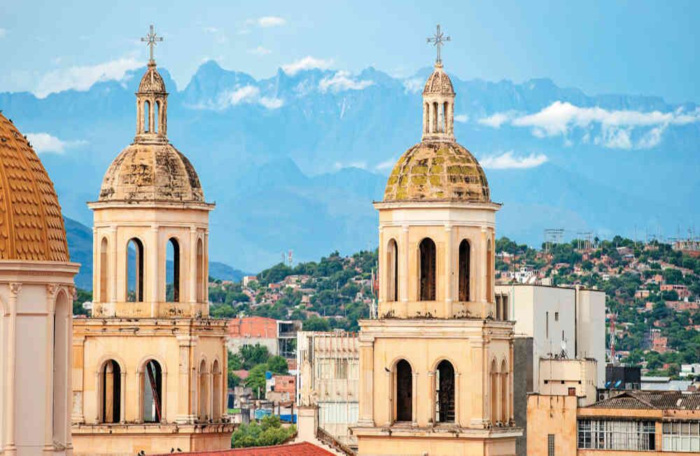 La parroquia San José, reconocida por su arquitectura neoclásica.