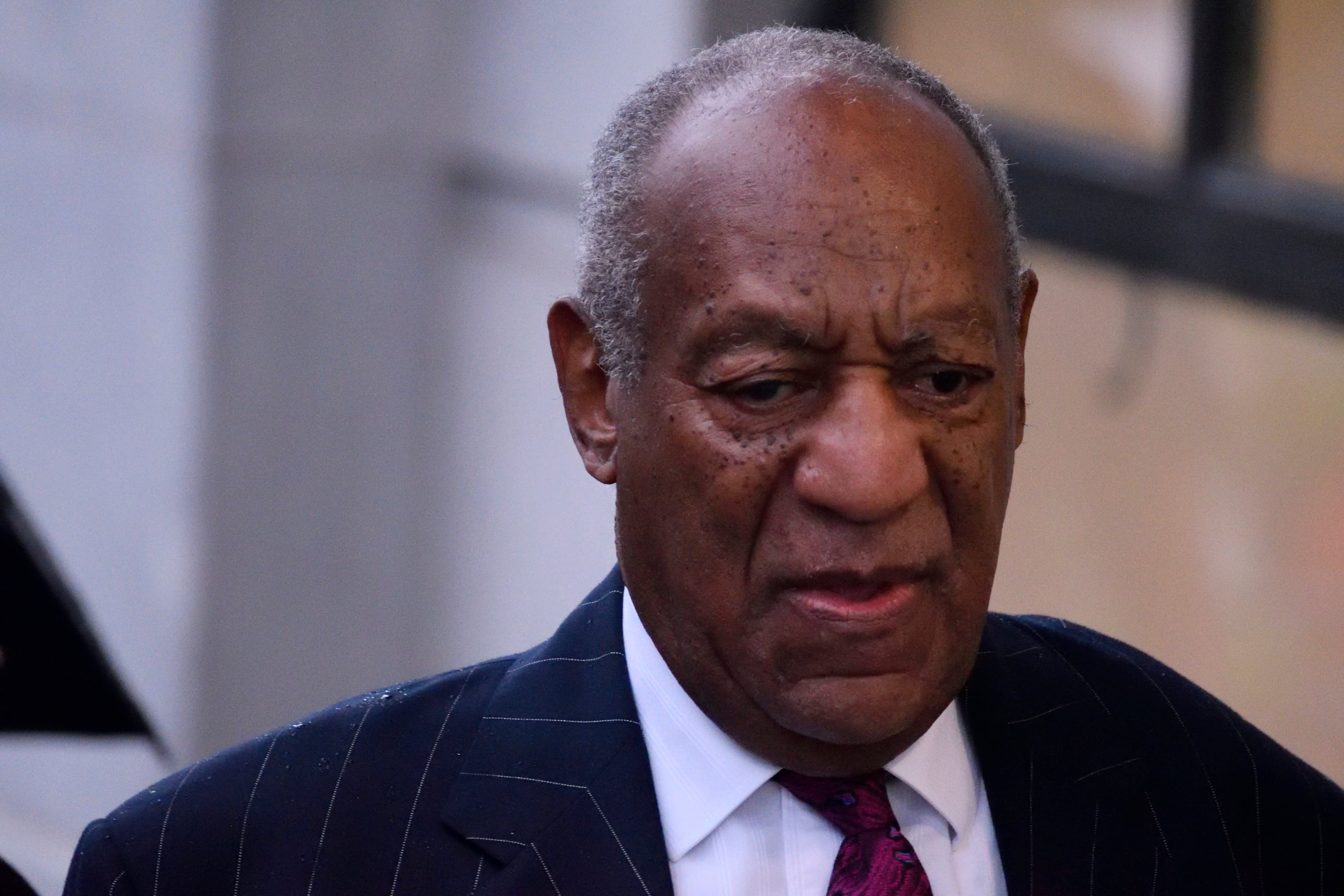 El actor estadounidense Bill Cosby llega para una audiencia de perfumación en Norristown, Pensilvania, el 25 de septiembre de 2018.Cosby se presenta ante el juez Steven O'Neil después de que un jurado declarara al artista de 81 años culpable de tres cargos de agresión indecente agravada en un nuevo juicio en abril de 2018. . (Foto de Bastiaan Slabbers / NurPhoto a través de Getty Images)
