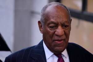 El actor estadounidense Bill Cosby llega para una audiencia de perfumación en Norristown, Pensilvania, el 25 de septiembre de 2018.Cosby se presenta ante el juez Steven O'Neil después de que un jurado declarara al artista de 81 años culpable de tres cargos de agresión indecente agravada en un nuevo juicio en abril de 2018. . (Foto de Bastiaan Slabbers / NurPhoto a través de Getty Images)