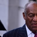 El actor estadounidense Bill Cosby llega para una audiencia de perfumación en Norristown, Pensilvania, el 25 de septiembre de 2018.Cosby se presenta ante el juez Steven O'Neil después de que un jurado declarara al artista de 81 años culpable de tres cargos de agresión indecente agravada en un nuevo juicio en abril de 2018. . (Foto de Bastiaan Slabbers / NurPhoto a través de Getty Images)