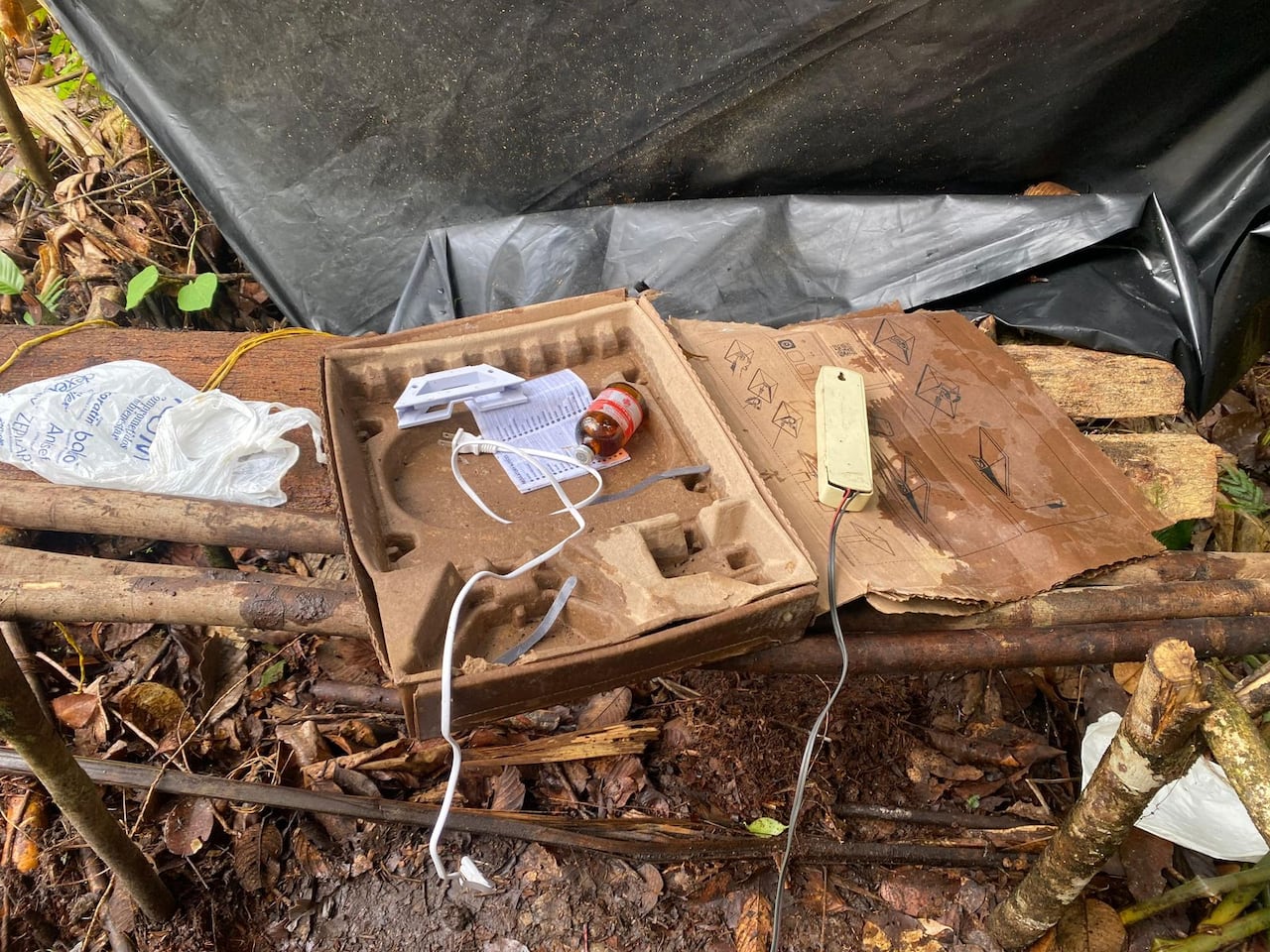 Elementos electrónicos encontrados en "escuela de drones" de ELN en Chocó.