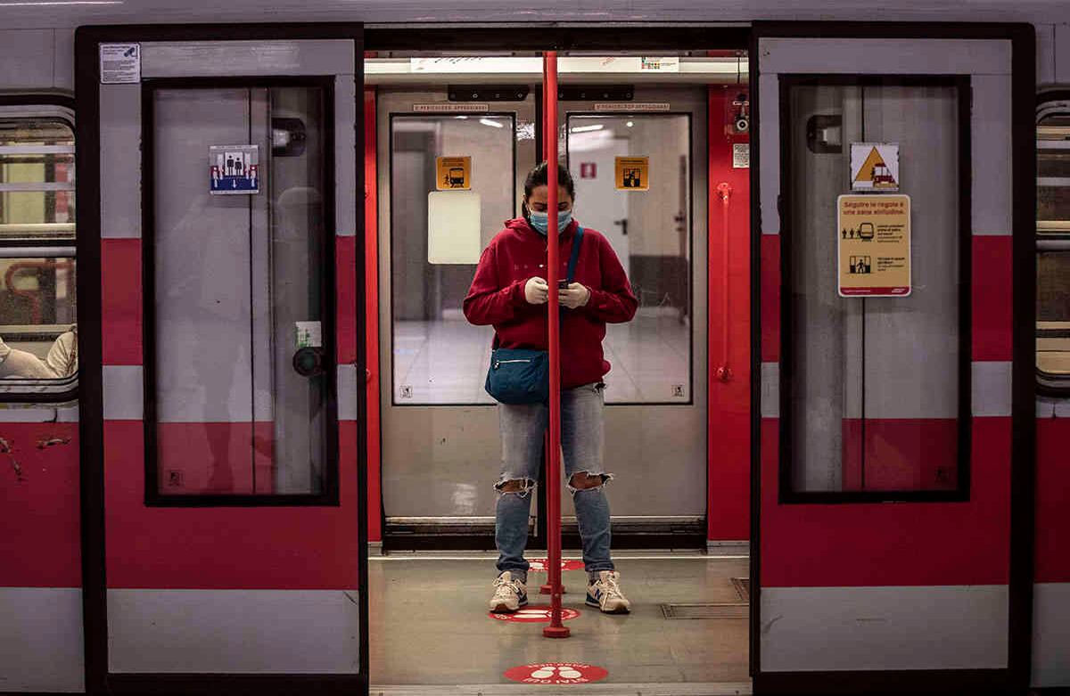 Una mujer está parada en un vagón de metro en una parada, en Milán, Italia, el lunes 4 de mayo de 2020. (Foto AP / Luca Bruno)