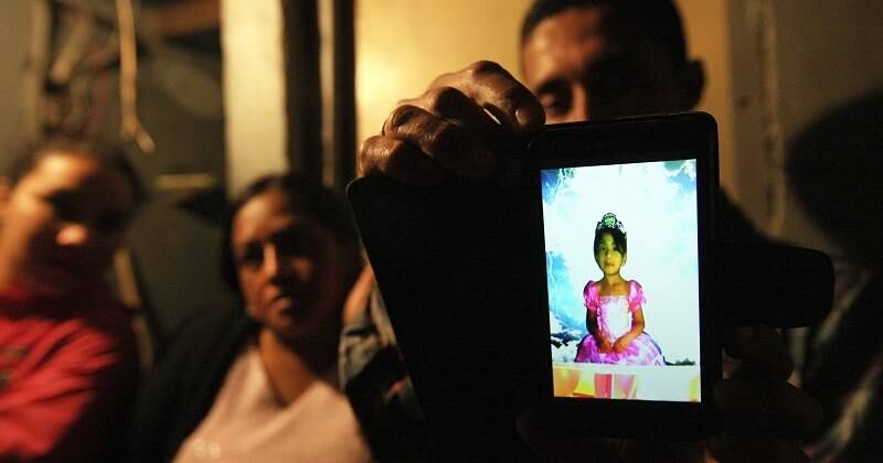 Gallinas, cemento y ladrillos: lo único que la Familia de Yuliana Samboní ha recibido tras su crimen