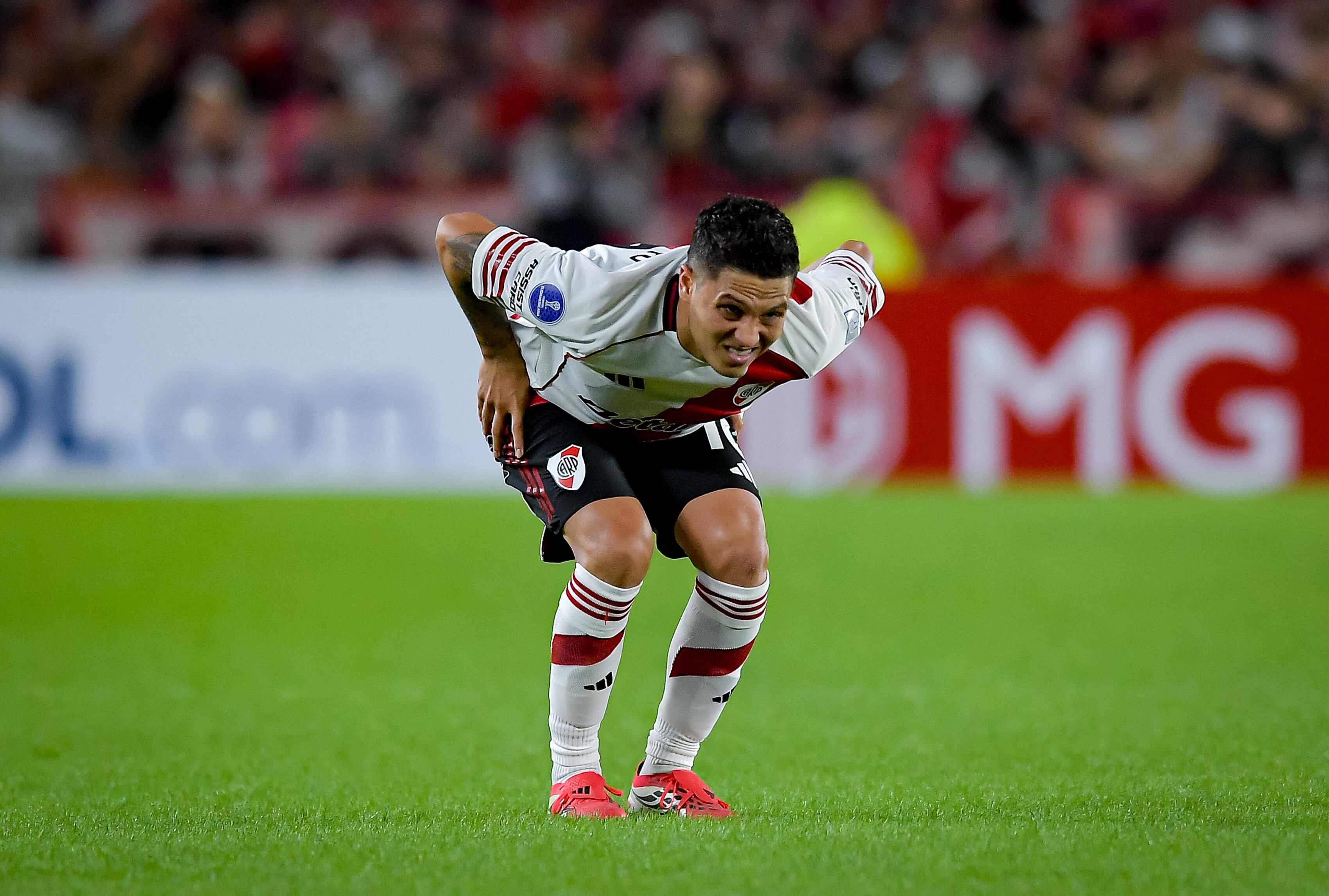 Juan Fernando Quintero haciendo gestos de dolor en medio de un partido de River Plate en Sudamericana