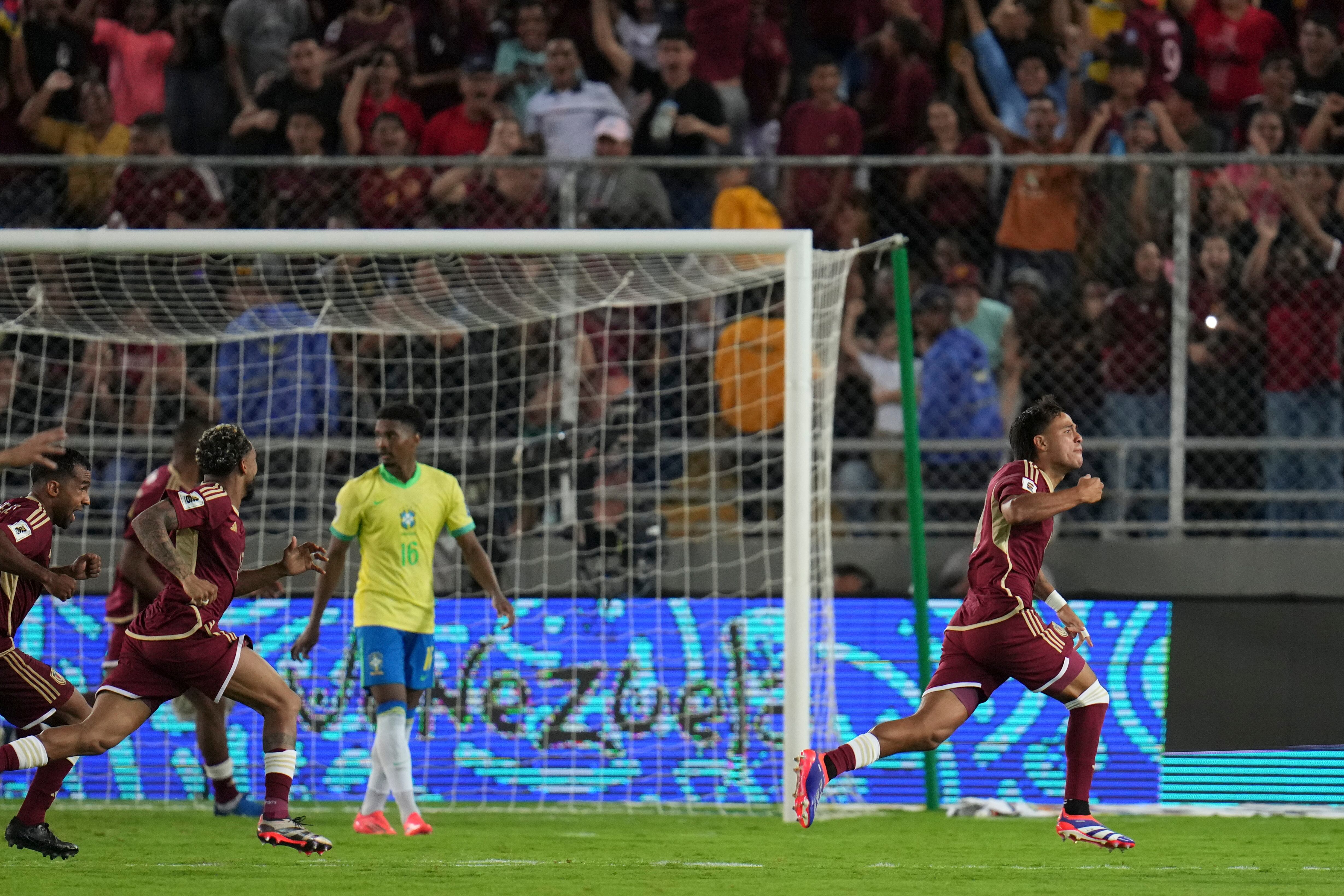 El venezolano Telasco Segovia, a la derecha, celebra tras anotar el primer gol de su equipo contra Brasil durante un partido de clasificación para la Copa Mundial de la FIFA 2026 en el estadio Monumental en Maturín, Venezuela, el jueves 14 de noviembre de 2024. (Foto AP/Ariana Cubillos)