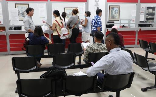 Atención al público en oficinas de la Superintendencia de Notariado y Registro.