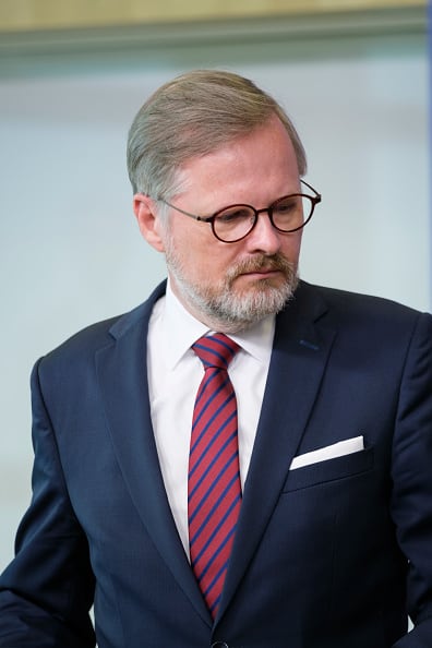 El primer ministro de República Checa, Petr Fiala, precisó en Twitter que, en estos momentos, es “importante” que la comunidad internacional apoye “firmemente” a los defensores de Ucrania, que luchan no solo por su patria, sino por la seguridad de toda Europa”.(Photo by Thierry Monasse/Getty Images)