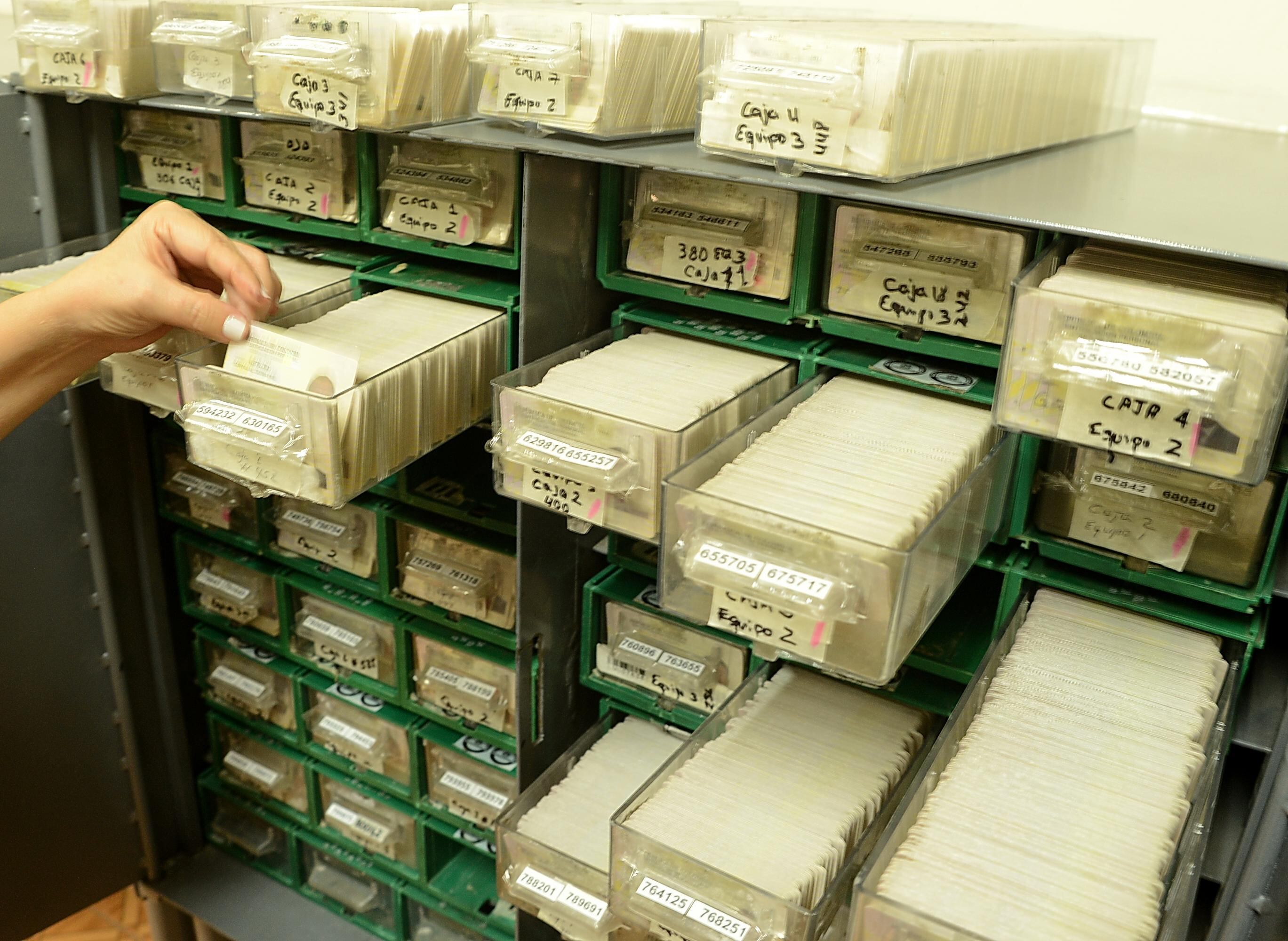 Cédula en espera de ser entregadas. (Foto: José L. Guzmán).