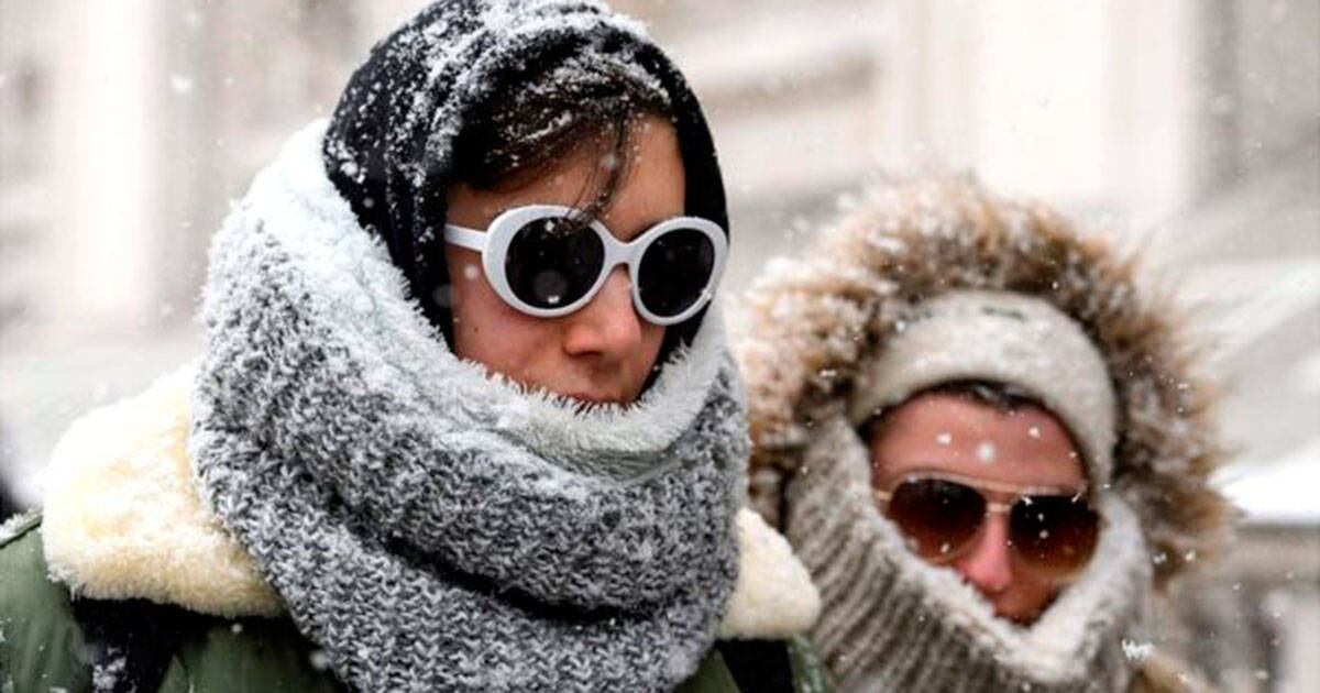 El frío extremo puede generar escalofríos, aunque no es la única razón. 