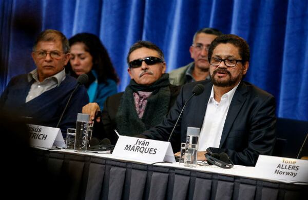 ´Rodrigo Granda´, ´Jesús Santrich´ e ´Iván Marquez´en la mesa de instalción en Oslo (Noruega). El vocero de los negociadores de las FARC anunció que llegaron a este país "desde el tercer país más desigual del mundo", con "un ramo de olivo en las manos". 