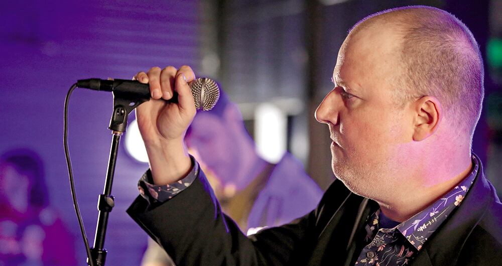 Casey, el viejo del grupo, se reenergizó en sus cuarenta con un matrimonio y una despedida, mientras los otros integrantes de la banda viven las densidades propias de los treinta.