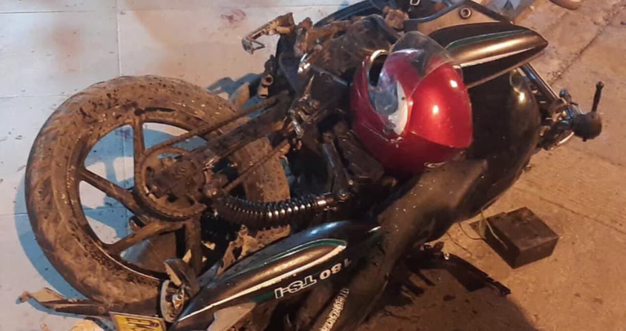 La moto tras ser embestida por William Dangond, padre de Silvestre Dandong