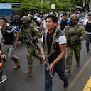 Soldados y policías avanzan detrás de un vehículo blindado mientras seguidores del candidato presidencial Daniel Noboa asisten a un acto político con el aspirante en la ciudad de Esmeraldas, Ecuador, el viernes 6 de octubre de 2023. Ecuador asistirá a la segunda vuelta presidencial el 15 de octubre. (AP Foto/Rodrigo Abd)