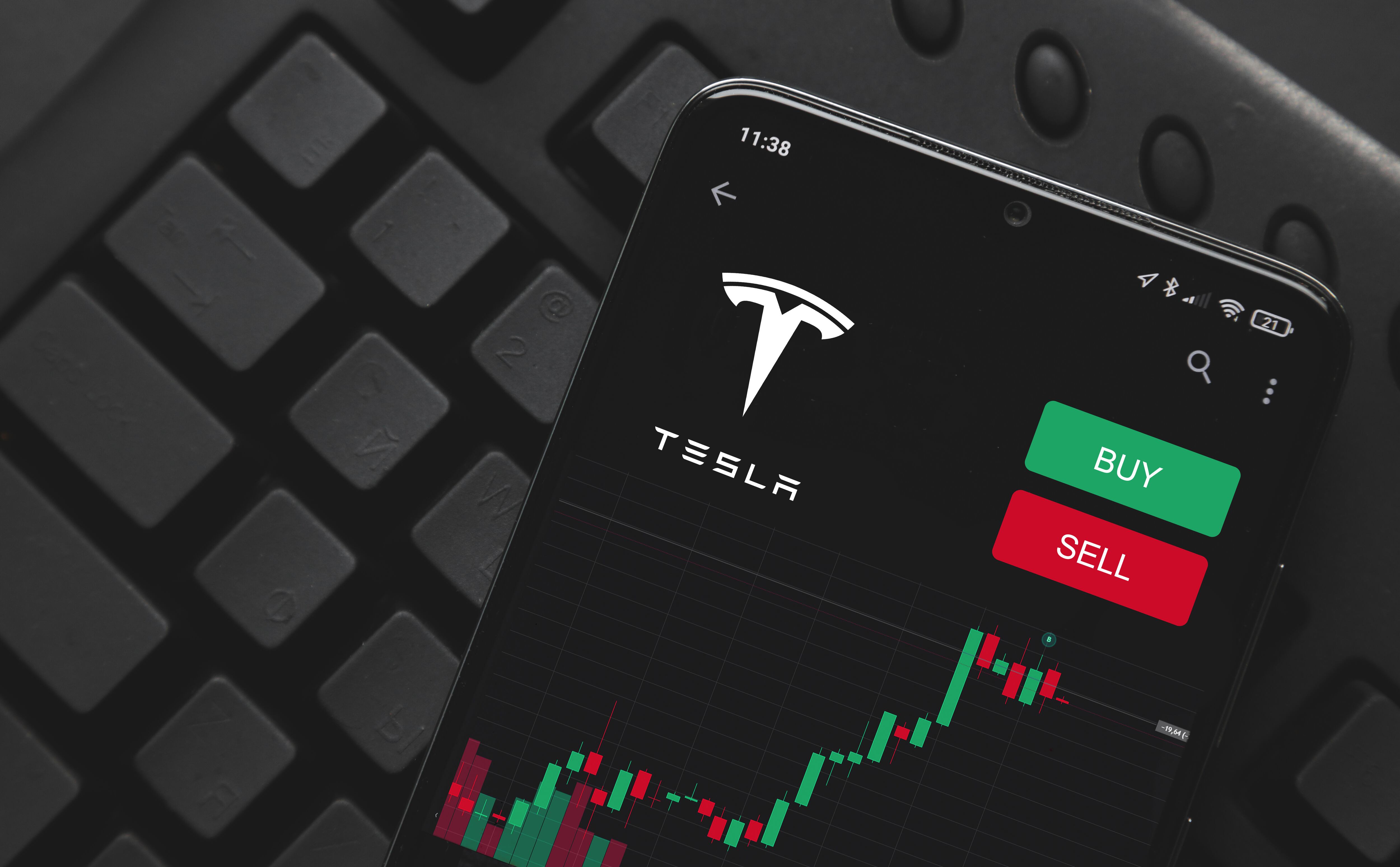 A comienzos de marzo 2023, las acciones de Tesla en la bolsa disminuyeron, según expertos. Foto: 123 RF / El País