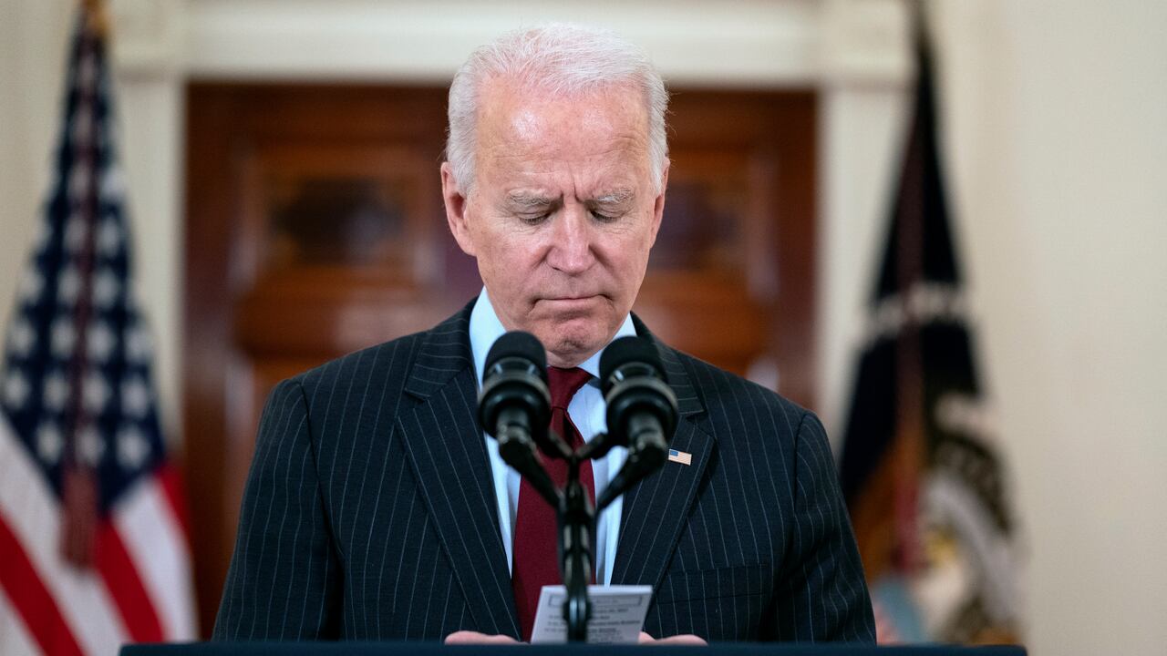 El presidente Joe Biden lee la cifra de estadounidenses que han fallecido de COVID-19 durante un discurso en la Casa Blanca, el lunes 22 de febrero de 2021, en Washington. (AP Foto/Evan Vucci)