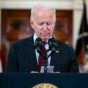 El presidente Joe Biden lee la cifra de estadounidenses que han fallecido de COVID-19 durante un discurso en la Casa Blanca, el lunes 22 de febrero de 2021, en Washington. (AP Foto/Evan Vucci)