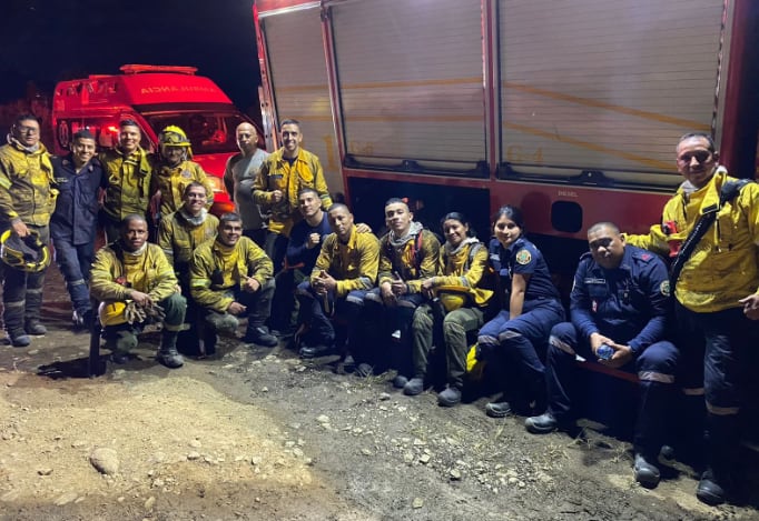 Bomberos que lograron apagar el incendio forestal.