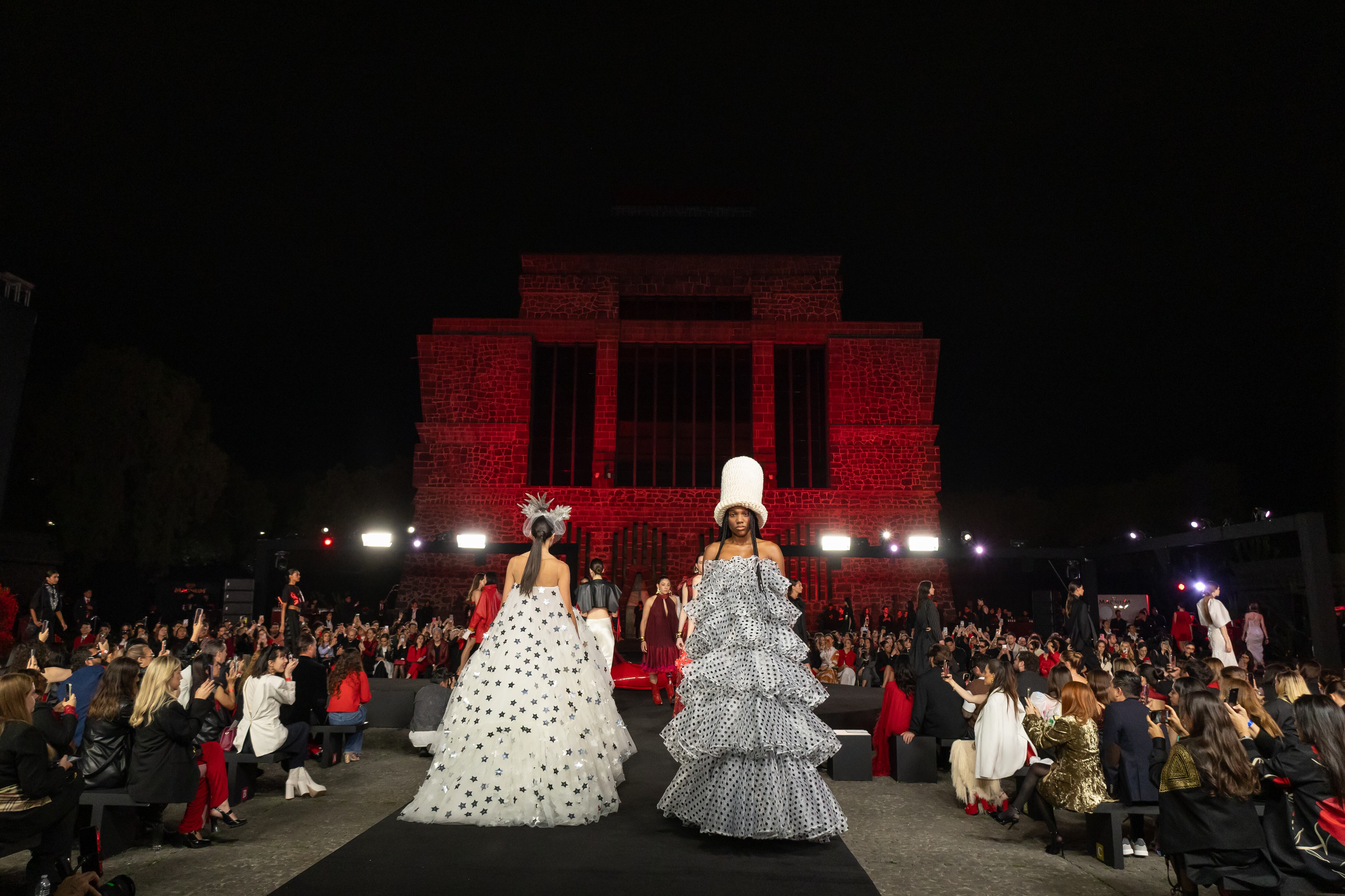 La capital mexicana se transformó en el epicentro de la moda global con la llegada de dos leyendas de Hollywood: Meryl Streep y Anne Hathaway para la promoción de El diablo viste a la moda 2.