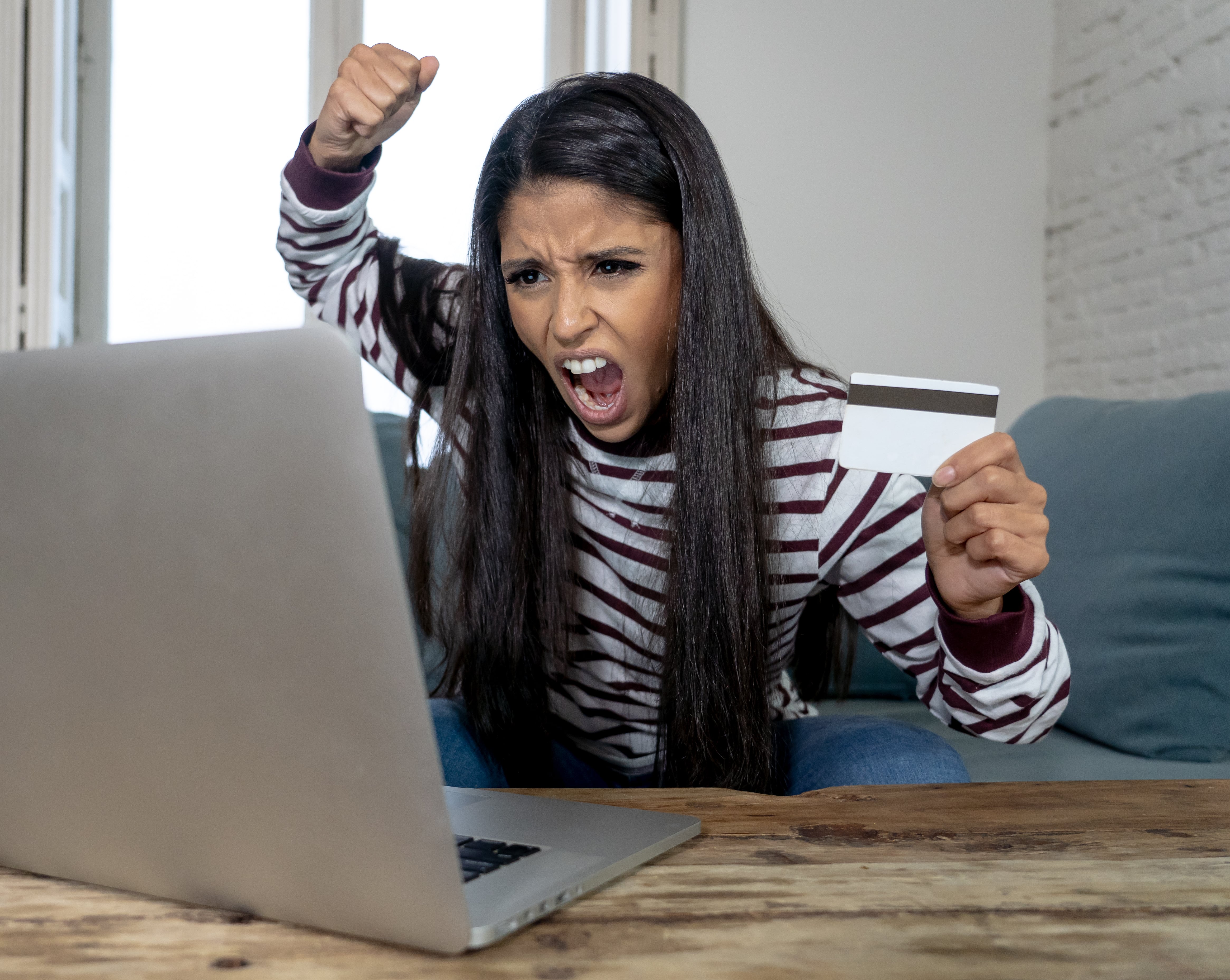 La ingeniería social es una amenaza compleja porque se aprovecha de la interacción humana más que de vulnerabilidades técnicas.