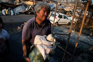 Un hombre perdió su casa Villa Independencia, Valparaiso (Photo by Javier TORRES / AFP)