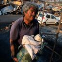 Un hombre perdió su casa Villa Independencia, Valparaiso (Photo by Javier TORRES / AFP)
