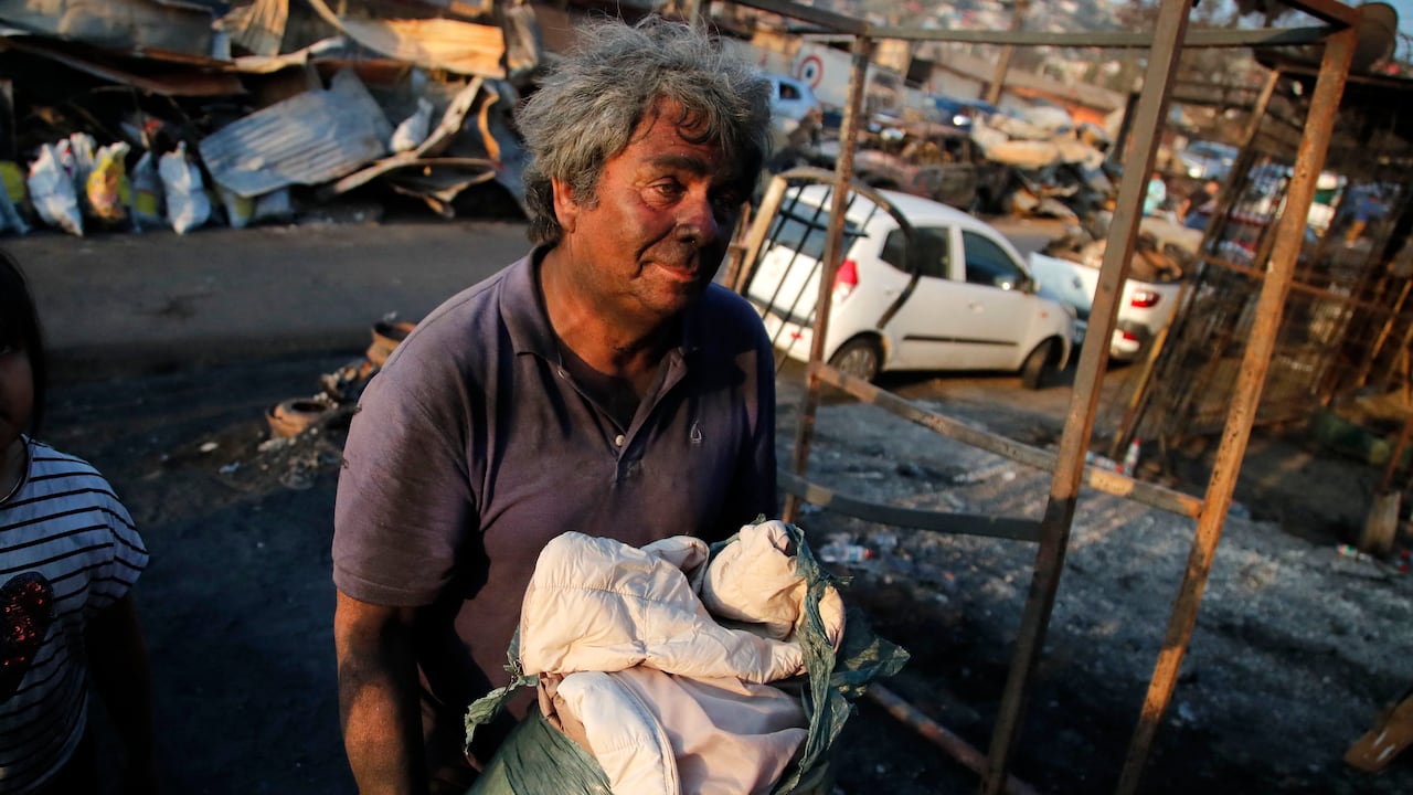 Un hombre perdió su casa Villa Independencia, Valparaiso (Photo by Javier TORRES / AFP)